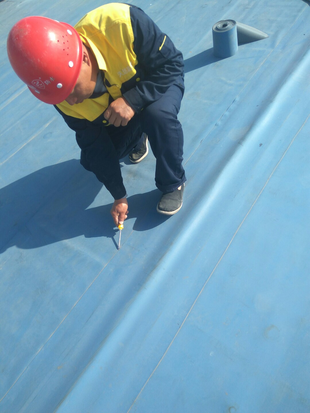 Reasons for and solutions to air bubbles and hollowing after laying TPO membrane